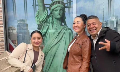 Clientes de American Visas celebrando su visa aprobada